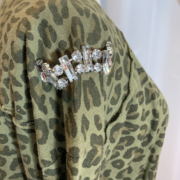 🦋 3 for $30! Like new! Leopard Sweatshirt with Jeweled Shoulders Rue 21 - Picture 4 of 11